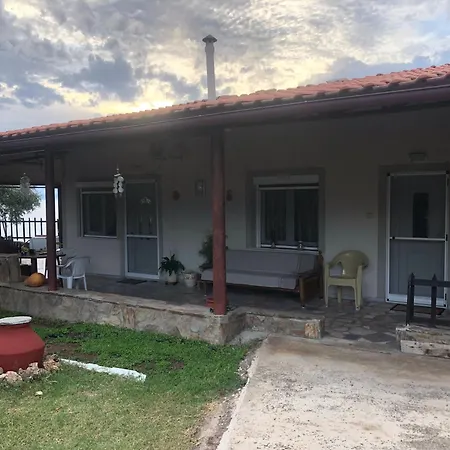 Takis & Mary's Beach House Dom wakacyjny