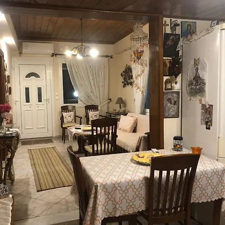Takis & Mary's Beach House Ferienhaus